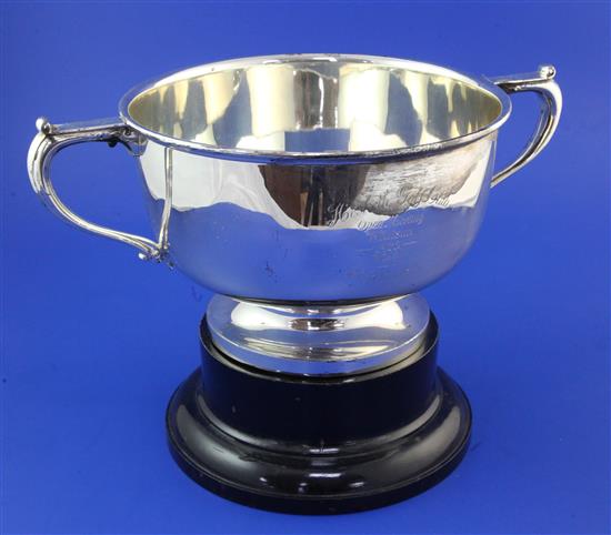 A George V silver golfing related two handled presentation bowl, 28.5 oz.